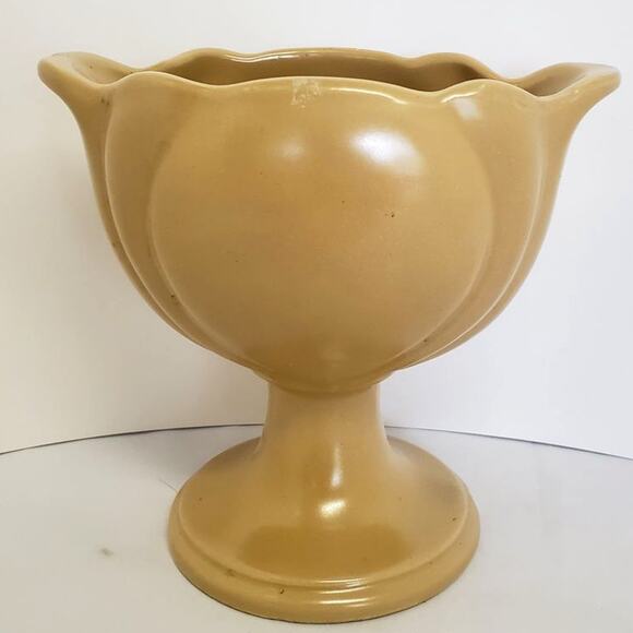 Vintage Hull Pottery Tan Tulip Vase with Pedestal Base and Glazed Finish MCM - Picture 1 of 7